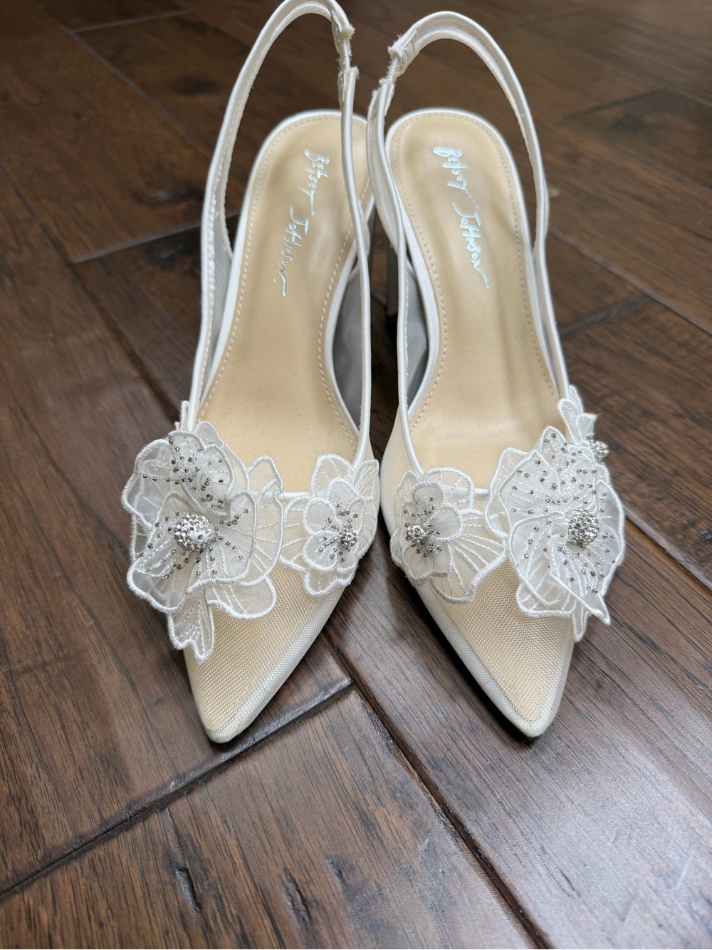 Betsey Johnson White Floral Applique Slingback Block Heel Never Worn - Picture 9 of 10